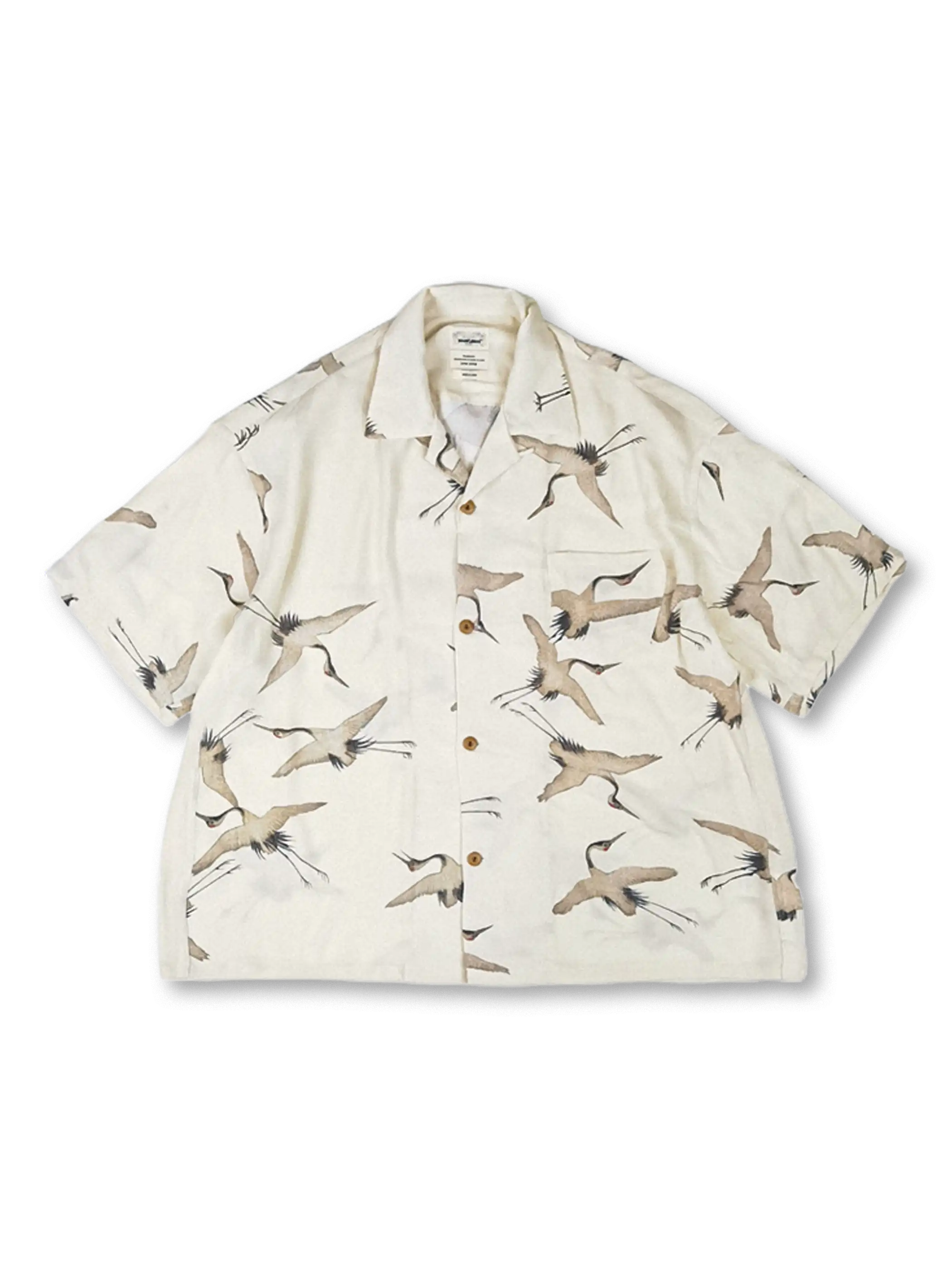 濃紺地に白い仙鶴が舞う総柄シャツの全体像。襟は開放的なキューバカラー、裾がボックスカットになっている