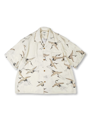 濃紺地に白い仙鶴が舞う総柄シャツの全体像。襟は開放的なキューバカラー、裾がボックスカットになっている