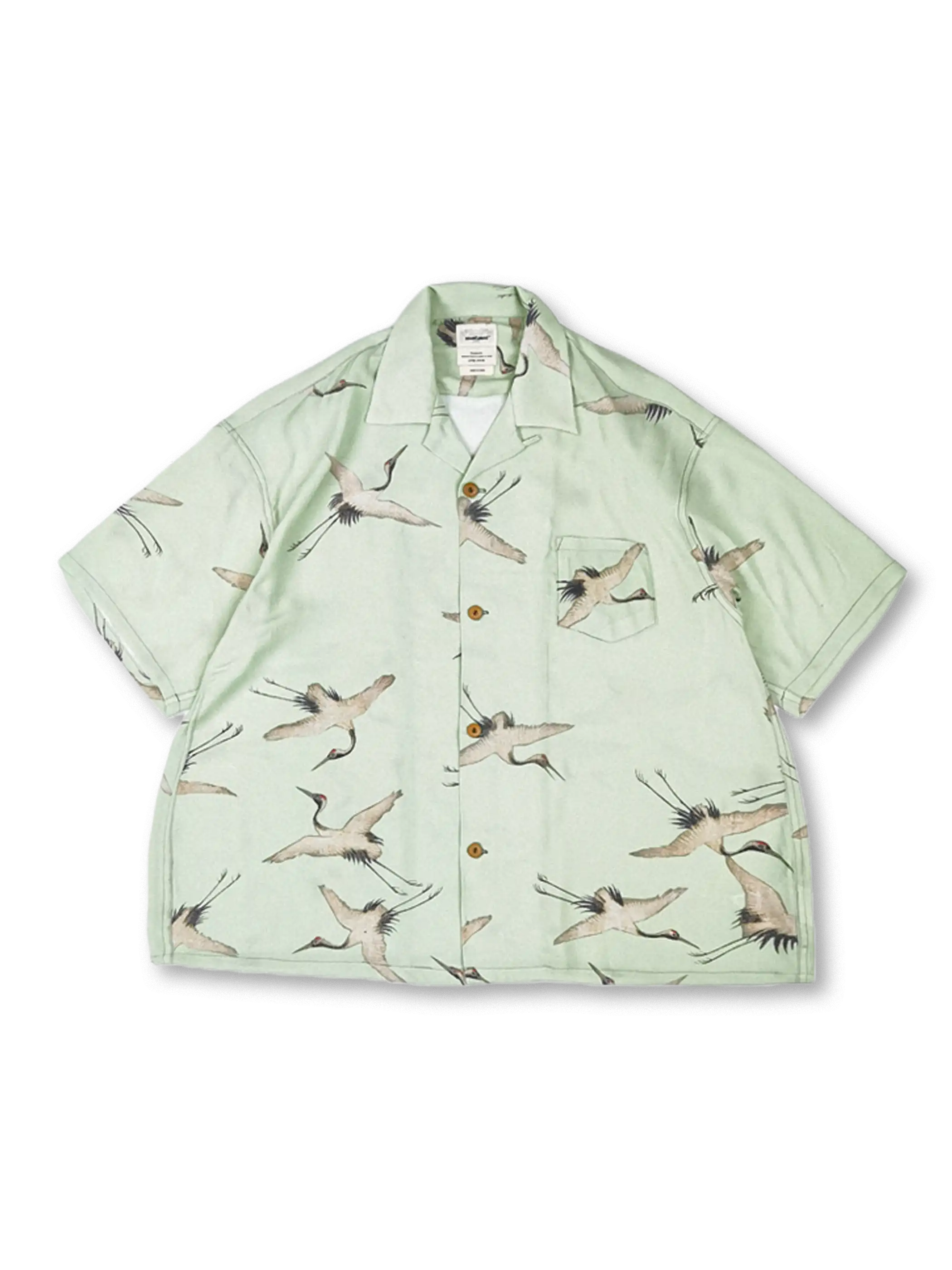 濃紺地に白い仙鶴が舞う総柄シャツの全体像。襟は開放的なキューバカラー、裾がボックスカットになっている