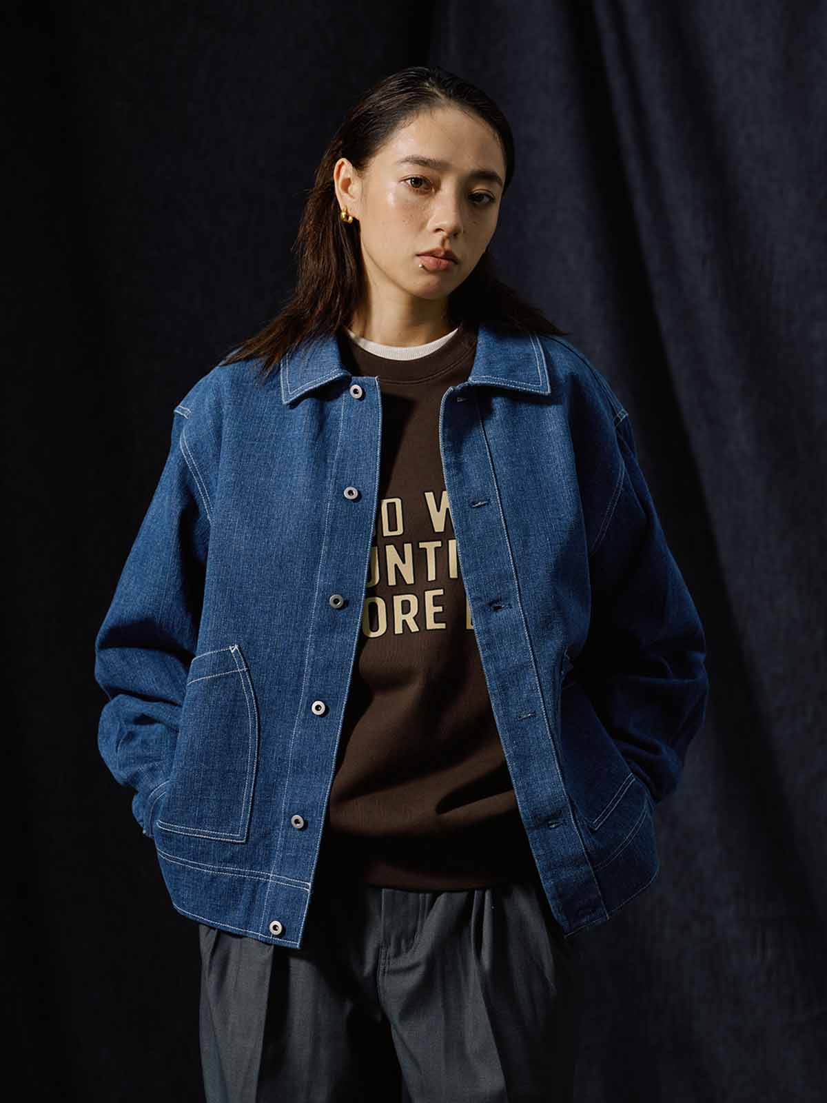 モデルが着用する1920年代ヴィンテージ工装デニムシャツジャケットのスタイリング