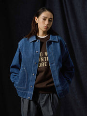 モデルが着用する1920年代ヴィンテージ工装デニムシャツジャケットのスタイリング