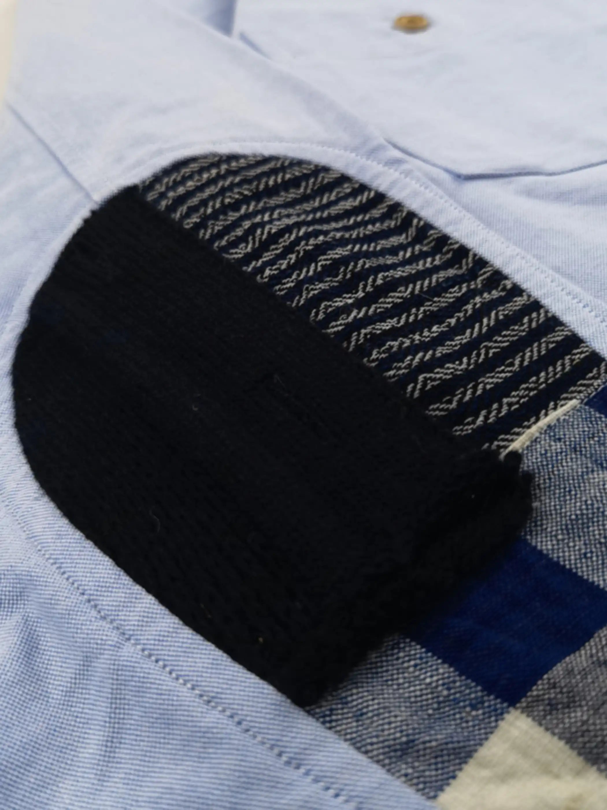 水滴型パッチワークが施されたオックスフォードシャツ全体像。肘部分のパネルが特徴的