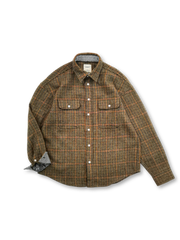 ヘビーウェイトのウールチェックシャツの全体像。胸ポケットや粗紡生地の質感が際立つ