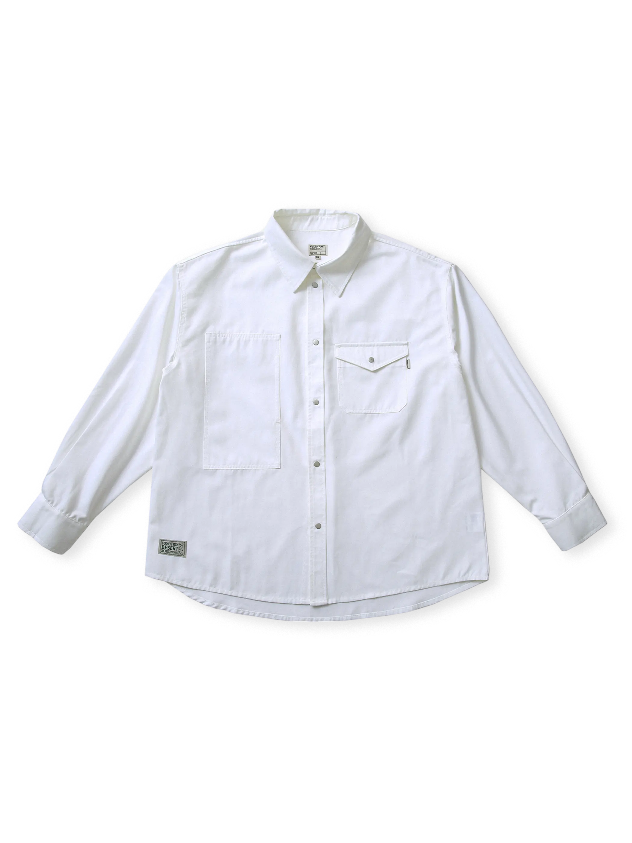 米軍スタイルのヴィンテージ作業シャツ、側面開口ポケットと古銀色五爪扣が特徴。