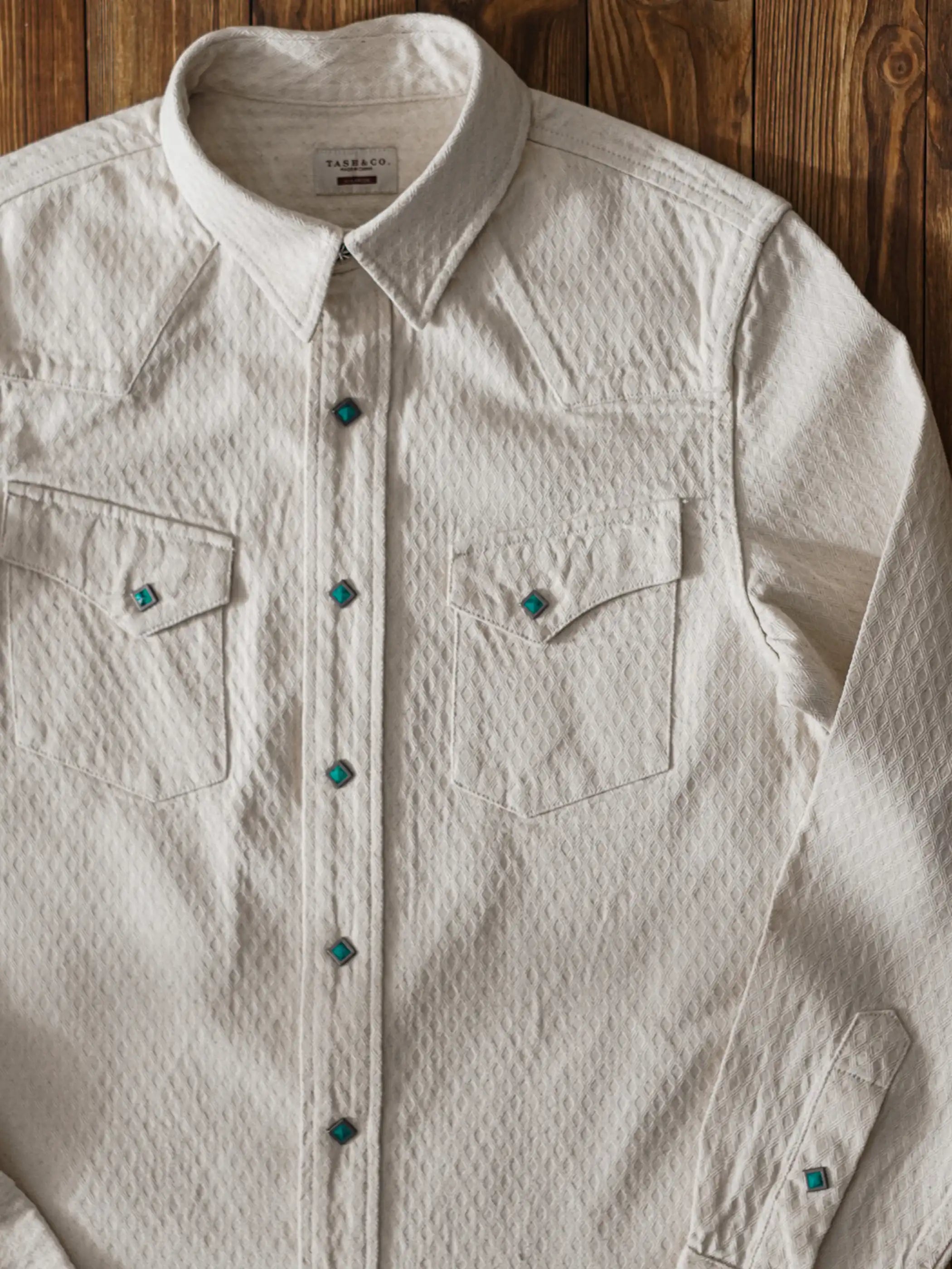 生成りコットンのジャカード生地とターコイズ調ボタンが特徴のウエスタンシャツ