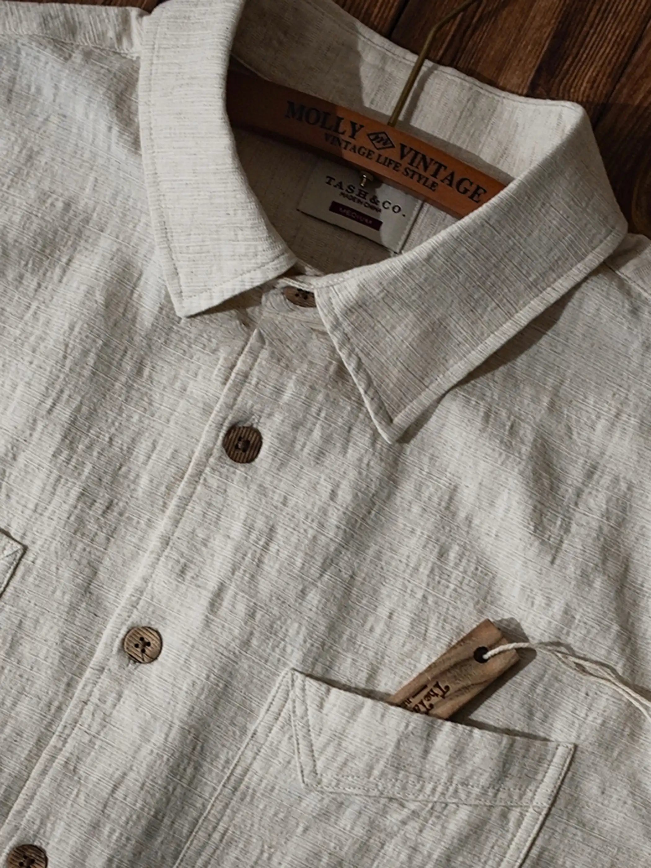 ジャカード織りのナバホ模様が施されたデニムシャツ、胸ポケットが特徴的