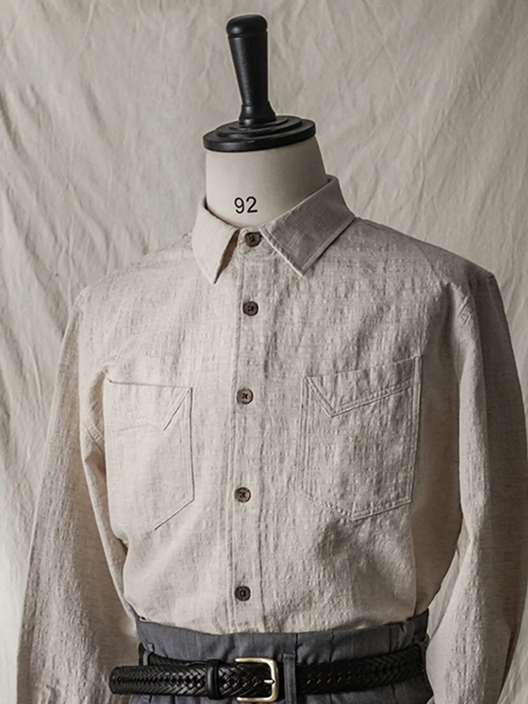 ジャカード織りのナバホ模様が施されたデニムシャツ、胸ポケットが特徴的