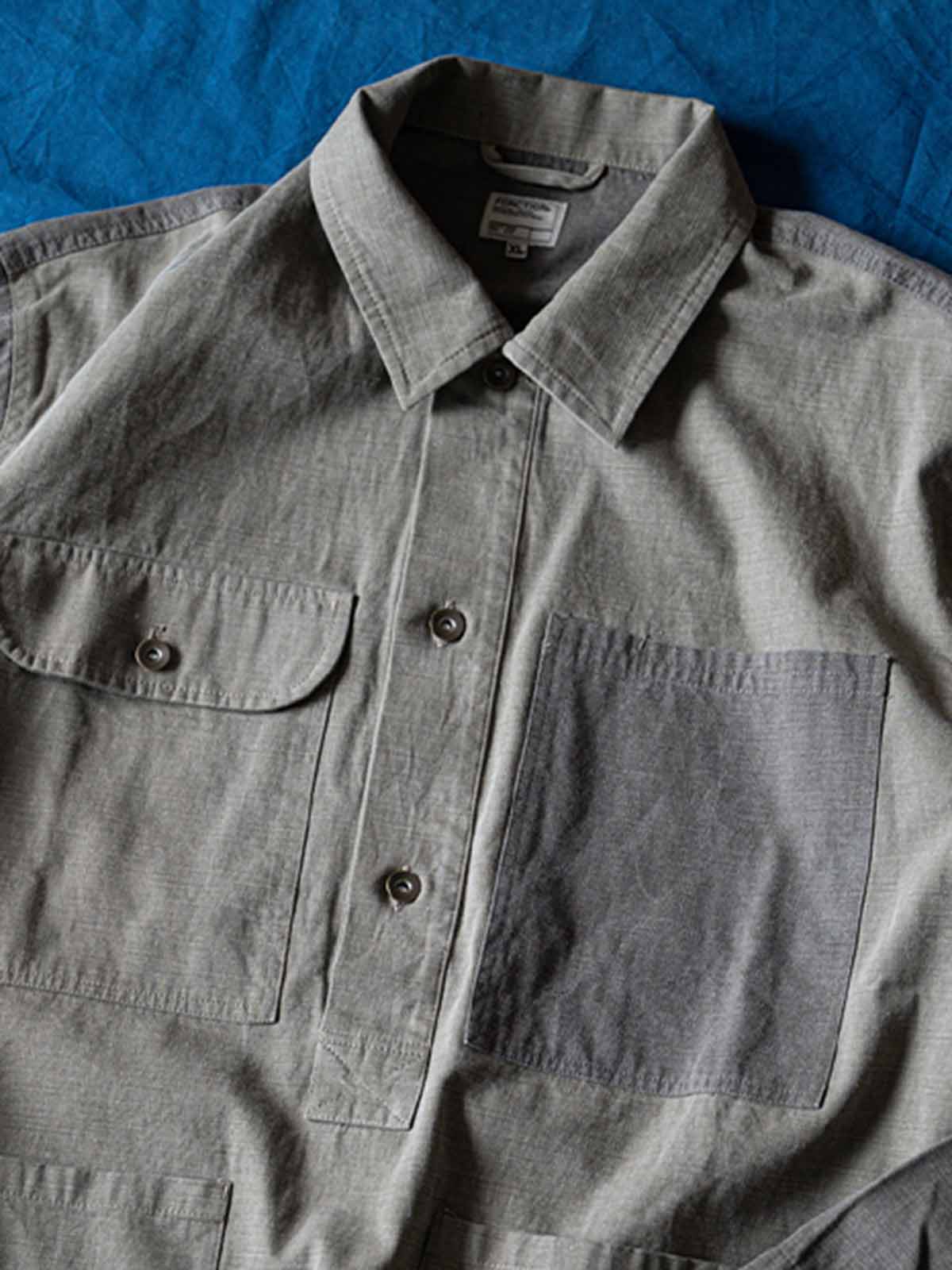 竹節模様生地と多機能ポケットのディテール