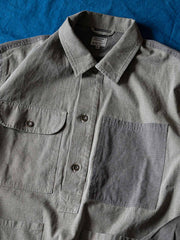 竹節模様生地と多機能ポケットのディテール