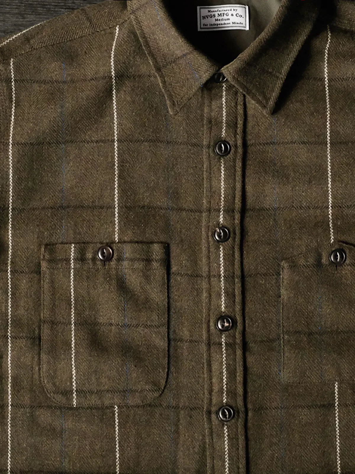 フロントビューのダークオリーブチェックウールオーバーシャツ