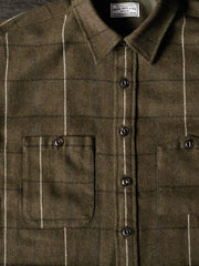 フロントビューのダークオリーブチェックウールオーバーシャツ