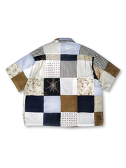 複数の生地がブロック状に縫い合わされたキューバシャツ全体。肩から裾までランダムに配置されたパネルが特徴