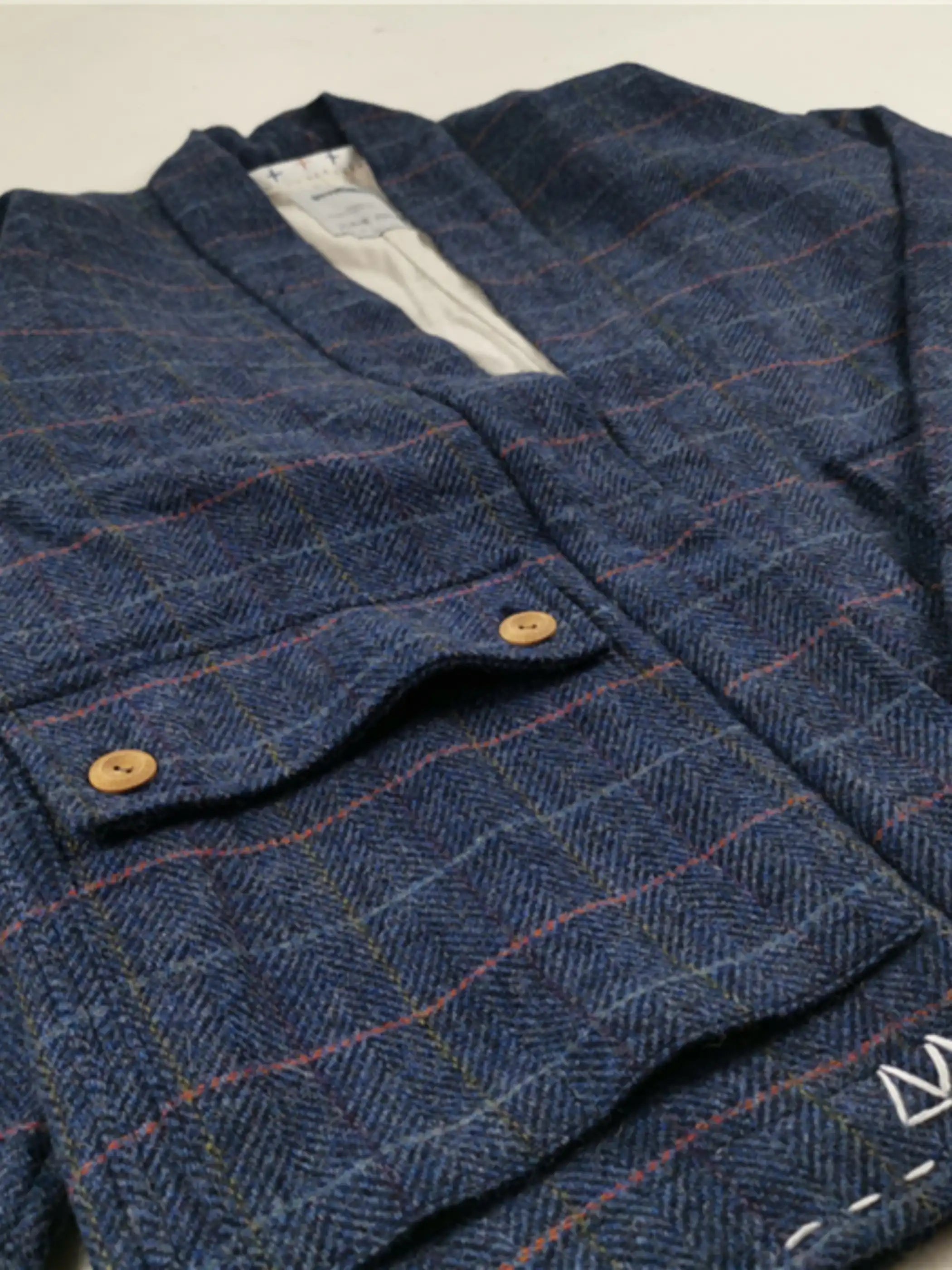 ヴィンテージチェックの粗花呢ジャケットの全体像。アンティーク風のディテールが際立つ。