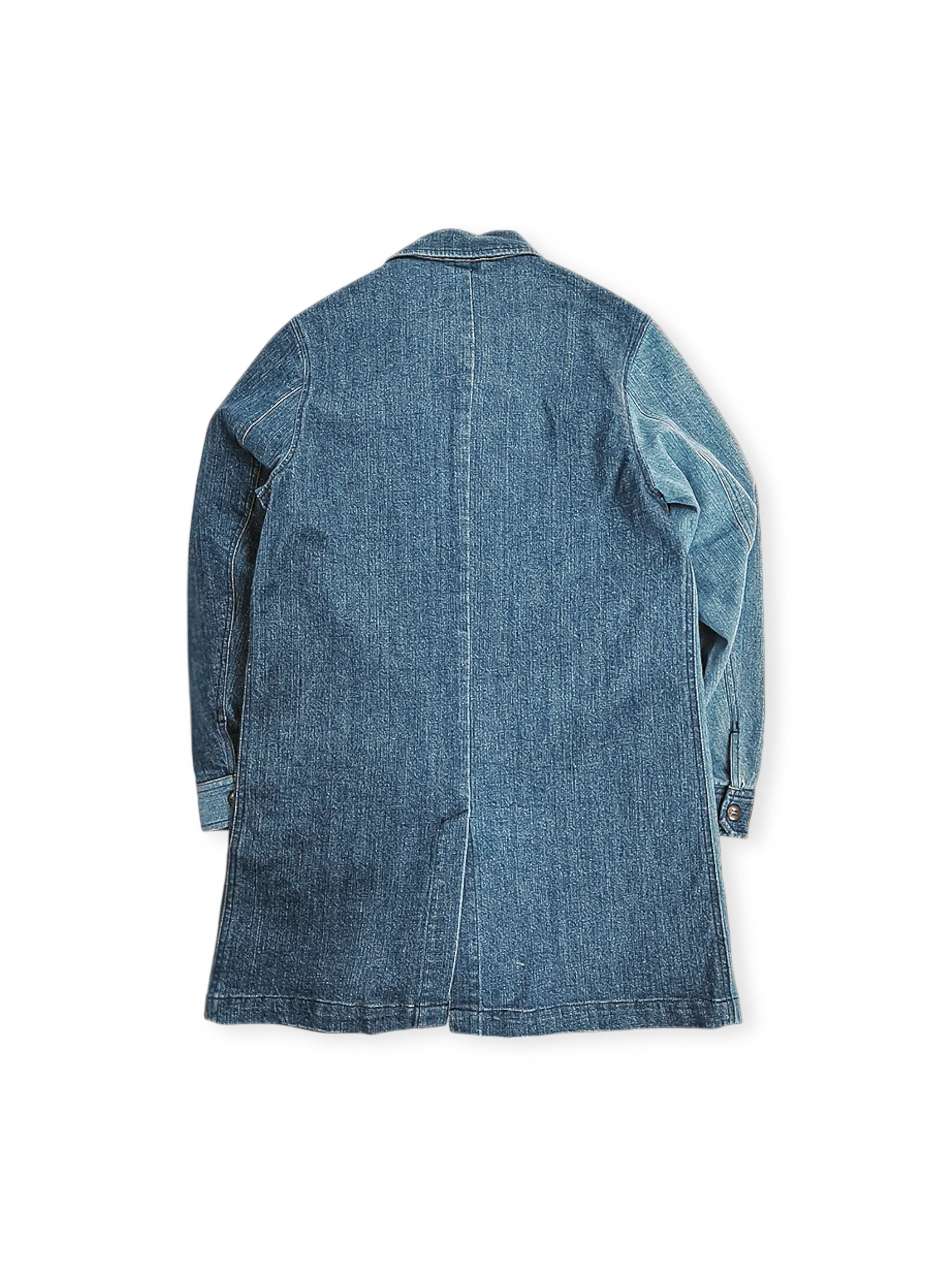 深浅ブルーのデニム生地を用いたヴィンテージパッチワークデニムコート全体外観.