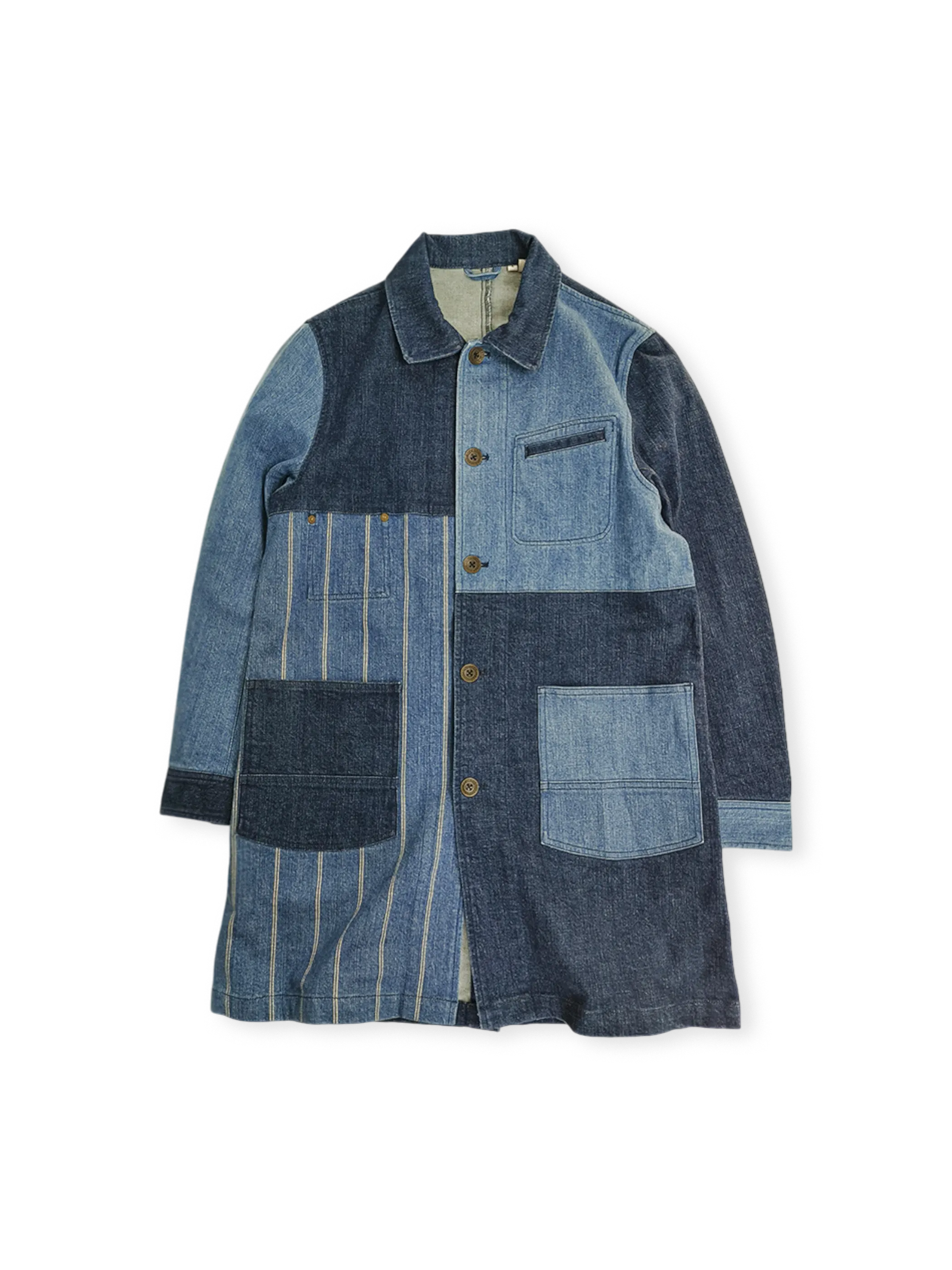 深浅ブルーのデニム生地を用いたヴィンテージパッチワークデニムコート全体外観.