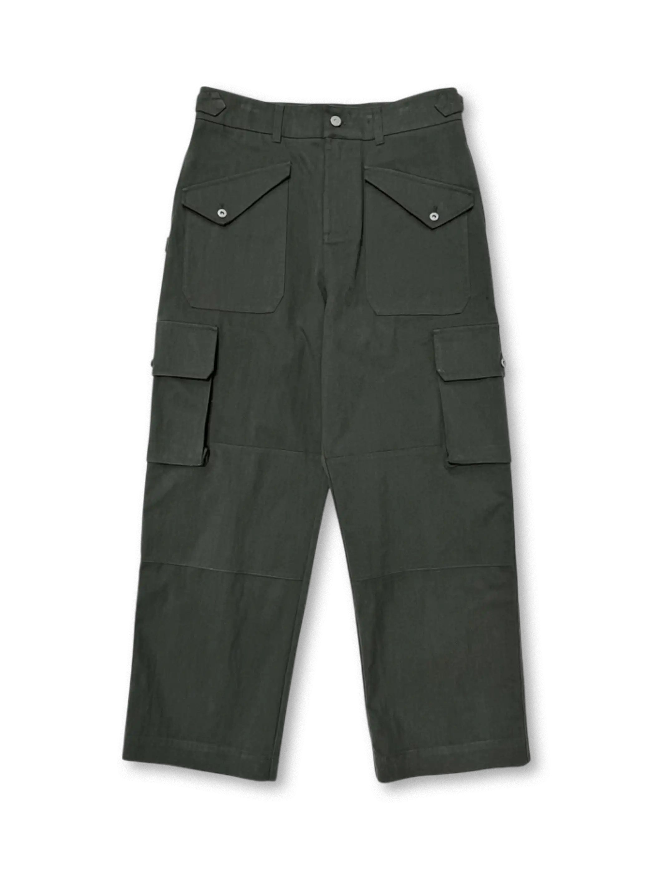 フロントに4つのポケットが配されたスウェーデン風ワイドカーゴパンツ