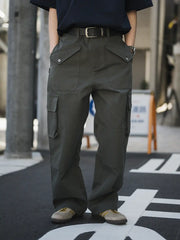 フロントに4つのポケットが配されたスウェーデン風ワイドカーゴパンツ