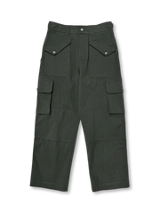 フロントに4つのポケットが配されたスウェーデン風ワイドカーゴパンツ