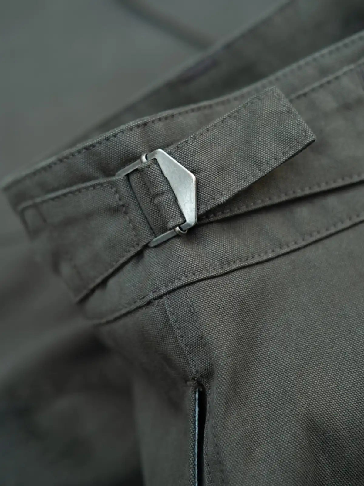 フロントに4つのポケットが配されたスウェーデン風ワイドカーゴパンツ