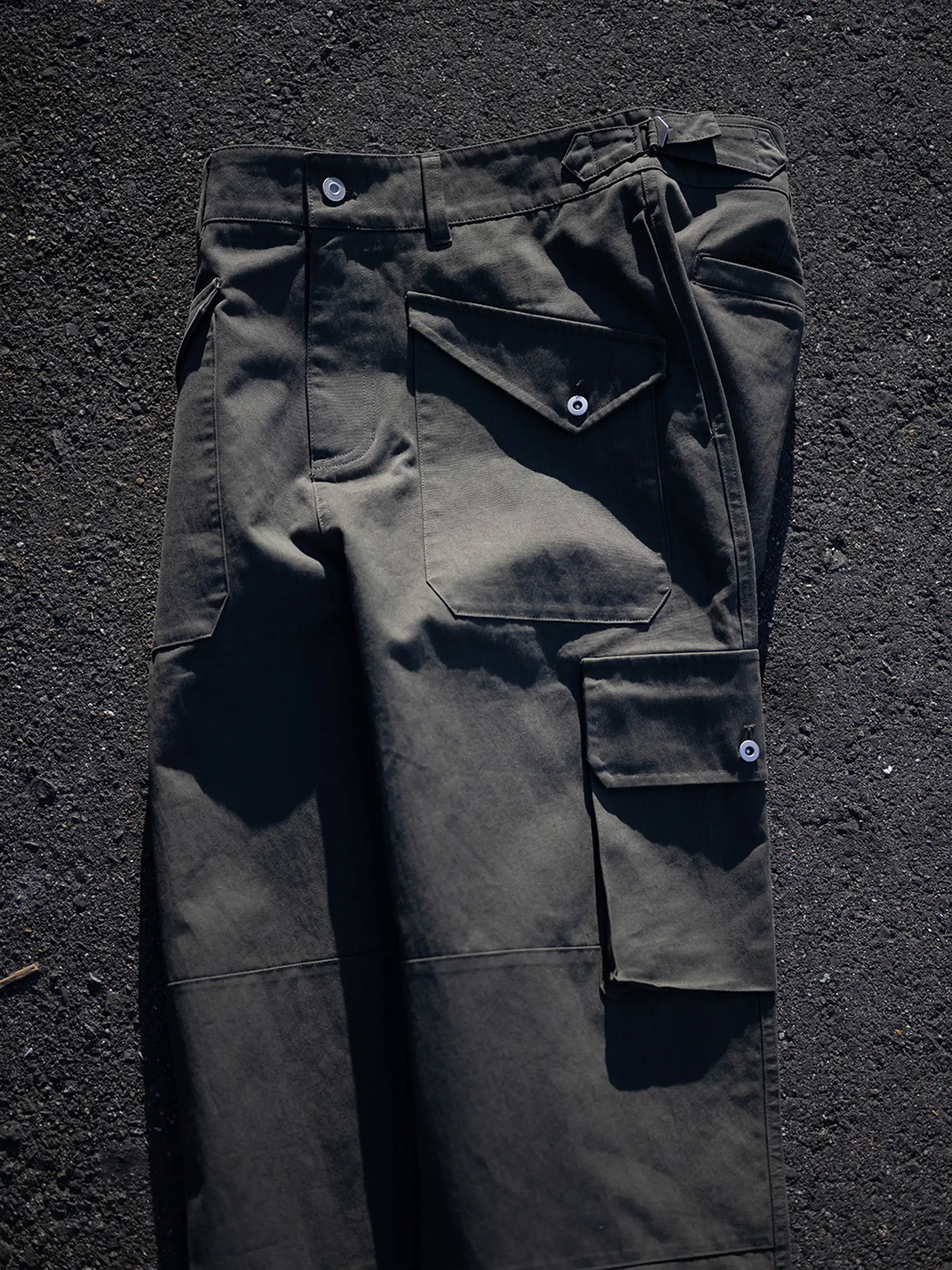 フロントに4つのポケットが配されたスウェーデン風ワイドカーゴパンツ