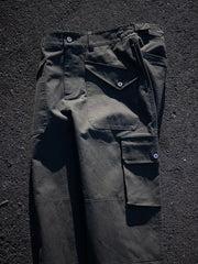 フロントに4つのポケットが配されたスウェーデン風ワイドカーゴパンツ