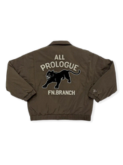 短丈ワイドシルエットのベースボールジャケット、背面にブラックパンサー刺繍