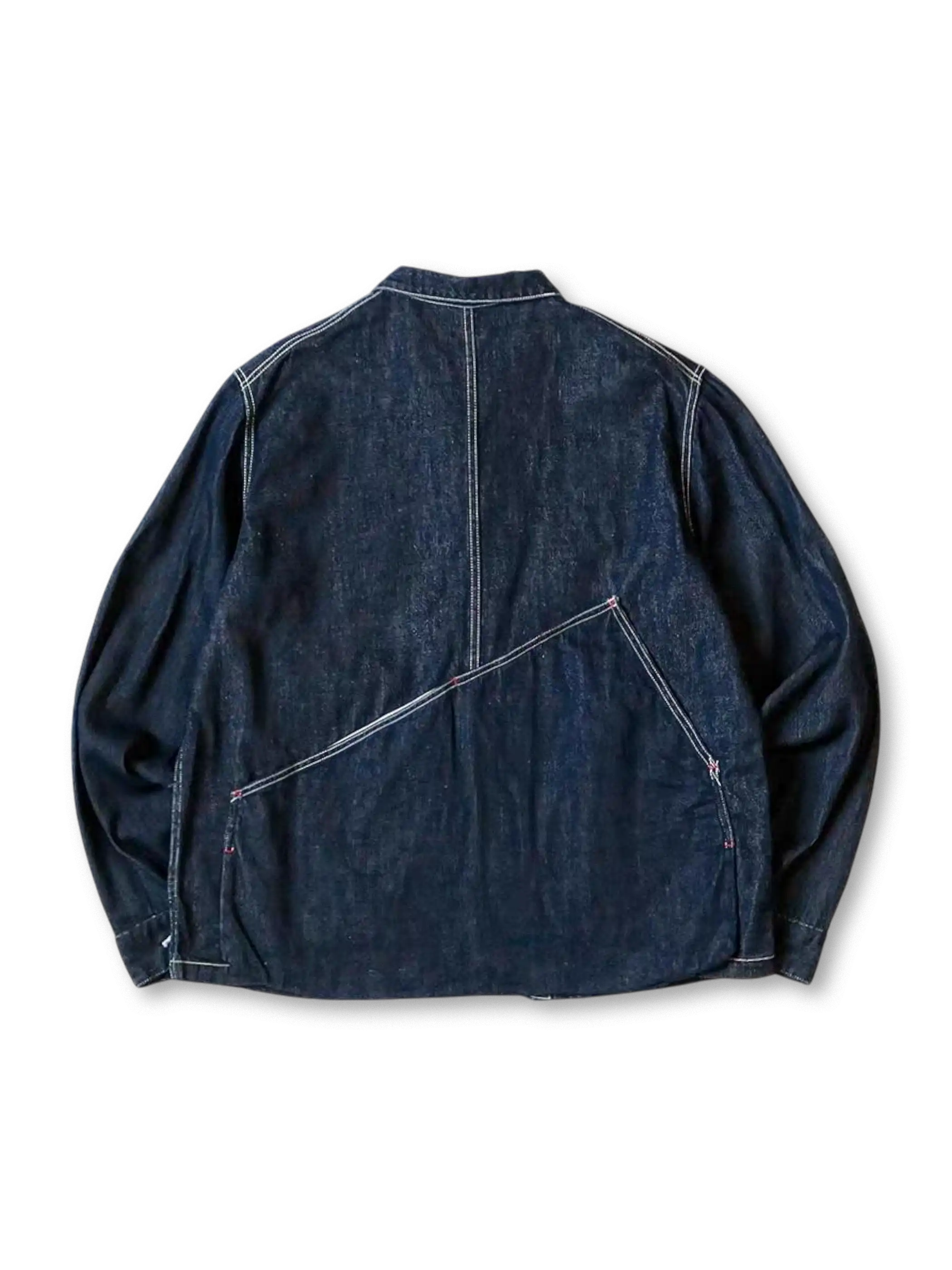 水洗ブルーデニムのジャケット、解体的なポケットデザインが際立つ全体像