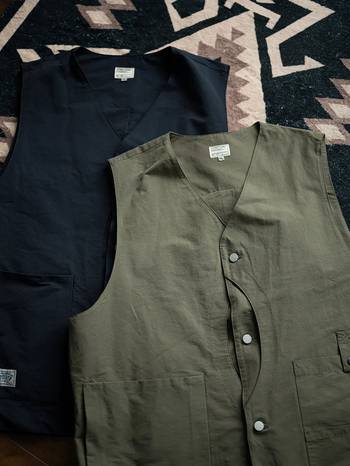 幅広いポケットとYKK工字ボタンが特徴のハンティングベスト。