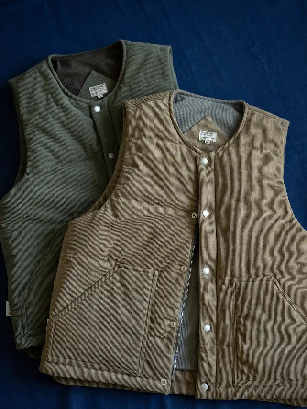 3Mシンサレートを使用したコーデュロイベスト、前面に大型斜めポケットとヴィンテージ調スナップボタン付き。