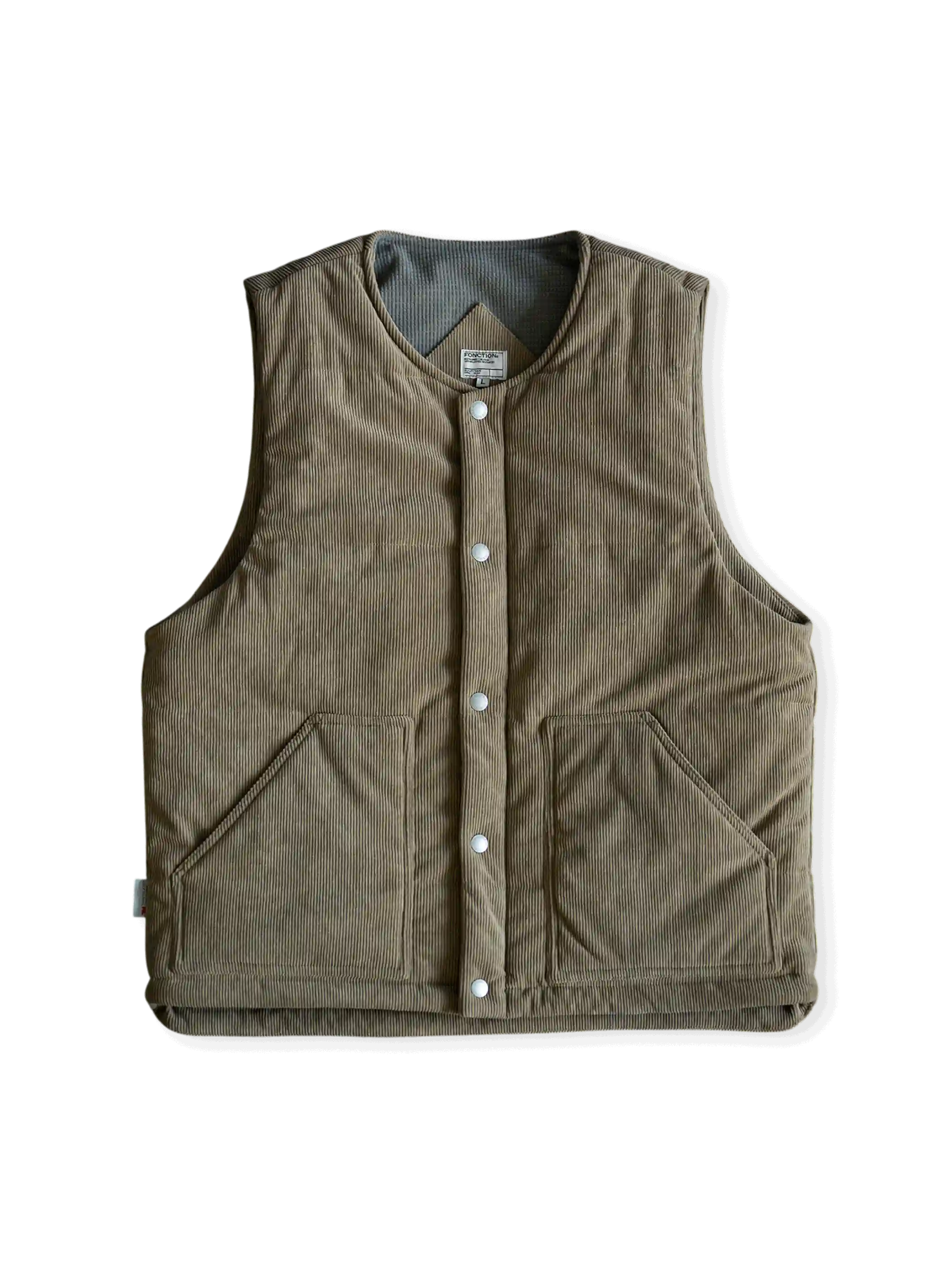 3Mシンサレートを使用したコーデュロイベスト、前面に大型斜めポケットとヴィンテージ調スナップボタン付き。