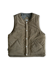 3Mシンサレートを使用したコーデュロイベスト、前面に大型斜めポケットとヴィンテージ調スナップボタン付き。