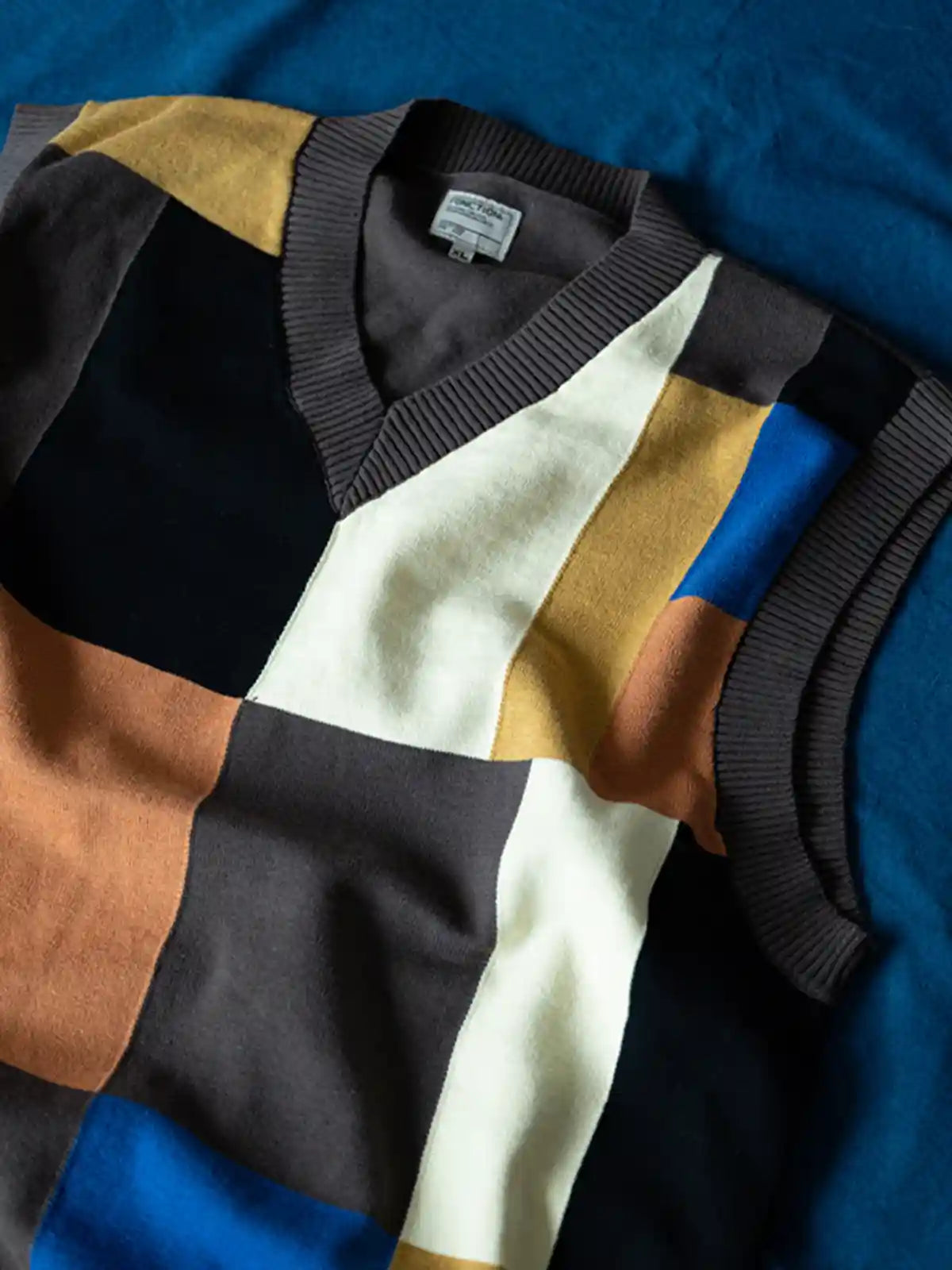 七色パッチワークチェッカーボードVネックベスト、老式12針機織加工の質感と豊かな色ブロックが特徴。