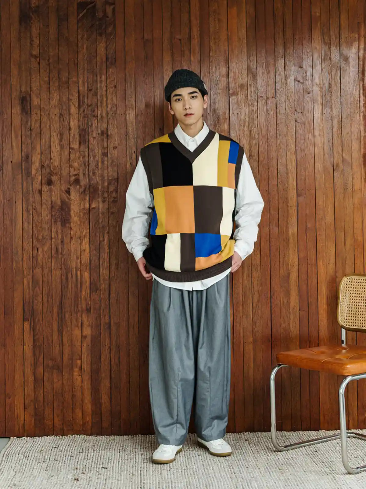 七色パッチワークチェッカーボードVネックベスト、老式12針機織加工の質感と豊かな色ブロックが特徴。