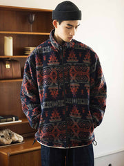 モデル着用のナバホ風フリースジャケットの着こなし
