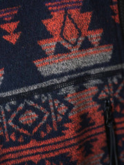 幾何学模様とジッパーポケットのディテール特写