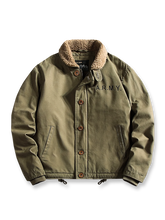 WWII米軍N-1デッキジャケットを再現した中綿入り防風ジャケット。ボタンとジッパーの二重構造、刺繍入り。