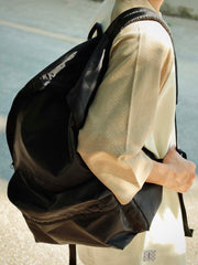 モデル画像
モデル画像:モデルがポリエステル製バックパックを背負い、カジュアルなスポーツウェアと合わせて展示