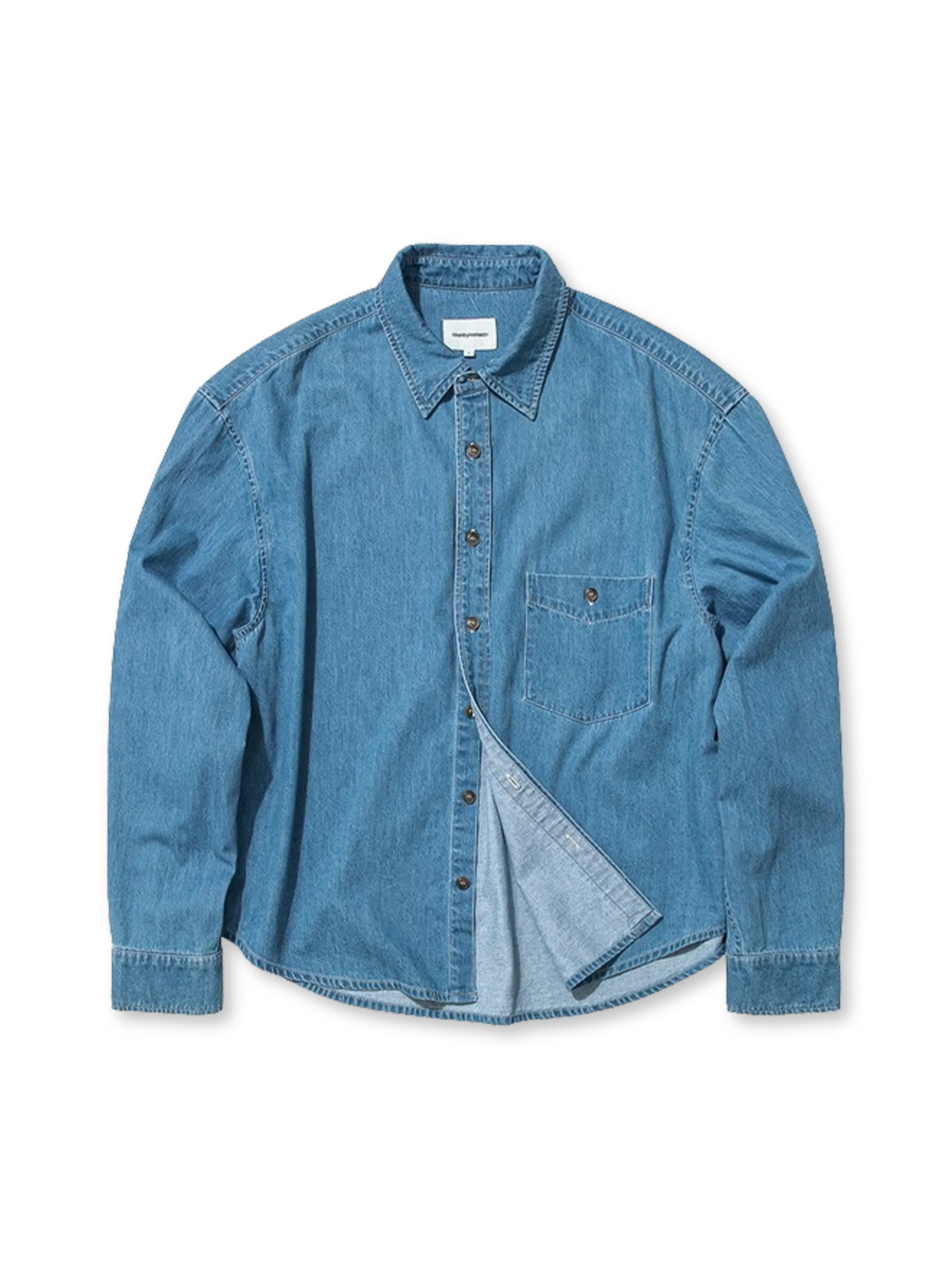 シンプルなシルエットにコントラストボタンが映えるデニムシャツの正面ビュー