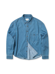 シンプルなシルエットにコントラストボタンが映えるデニムシャツの正面ビュー