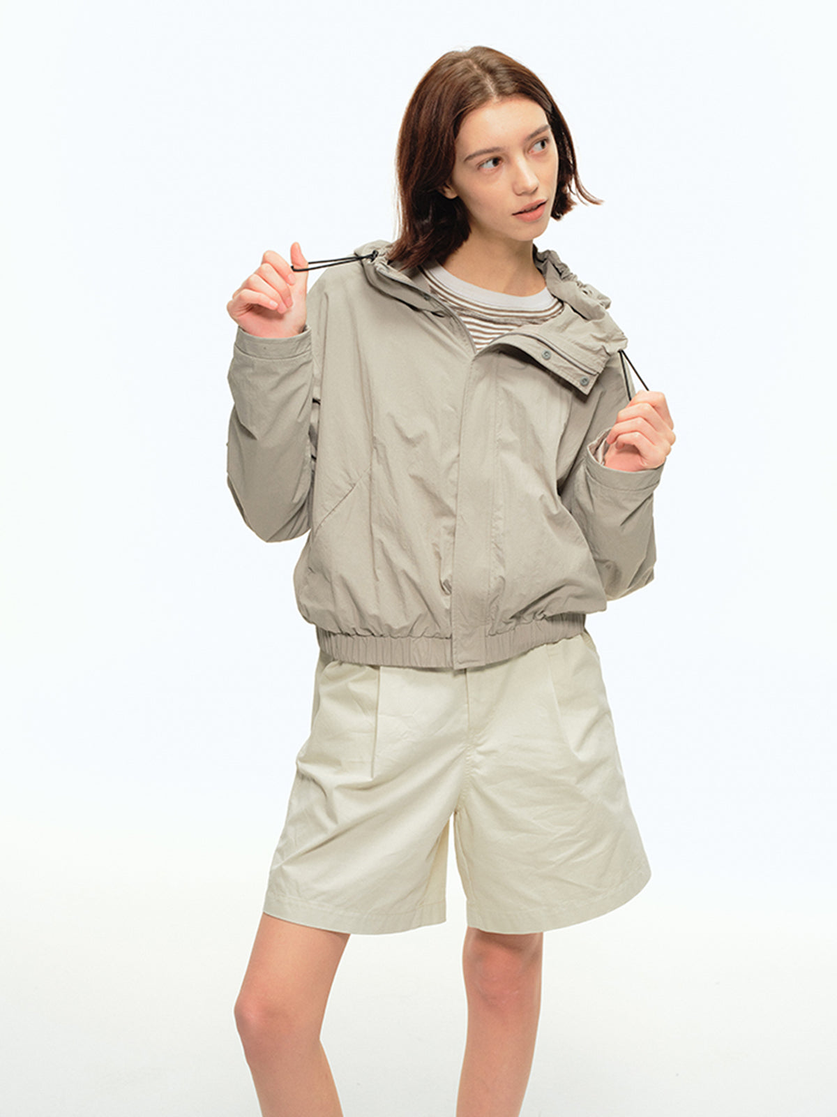 アウトドアスタイルにもカジュアルスタイルにも合わせやすいフーデッドナイロンジャケットの着用例