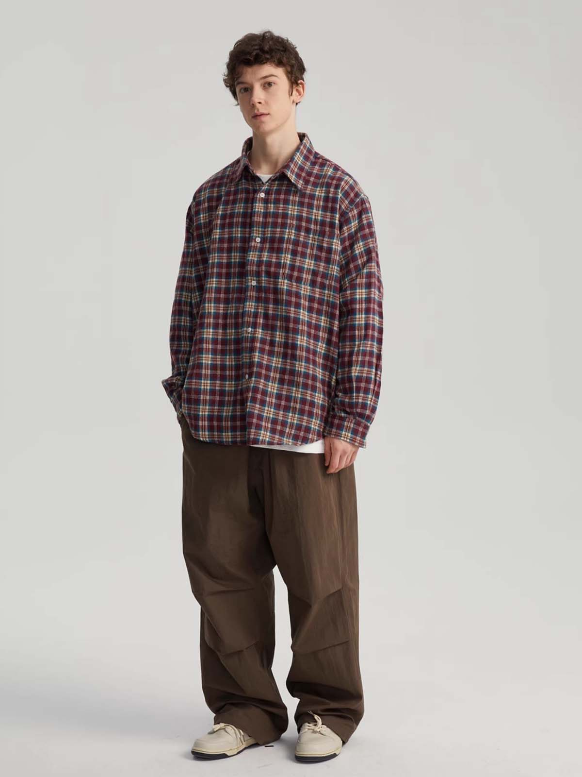 モデル画像:モデルがフランネルチェックシャツを着用し、カジュアルスタイルを披露