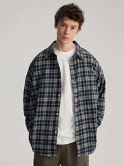 モデル画像:モデルがフランネルチェックシャツを着用し、カジュアルスタイルを披露