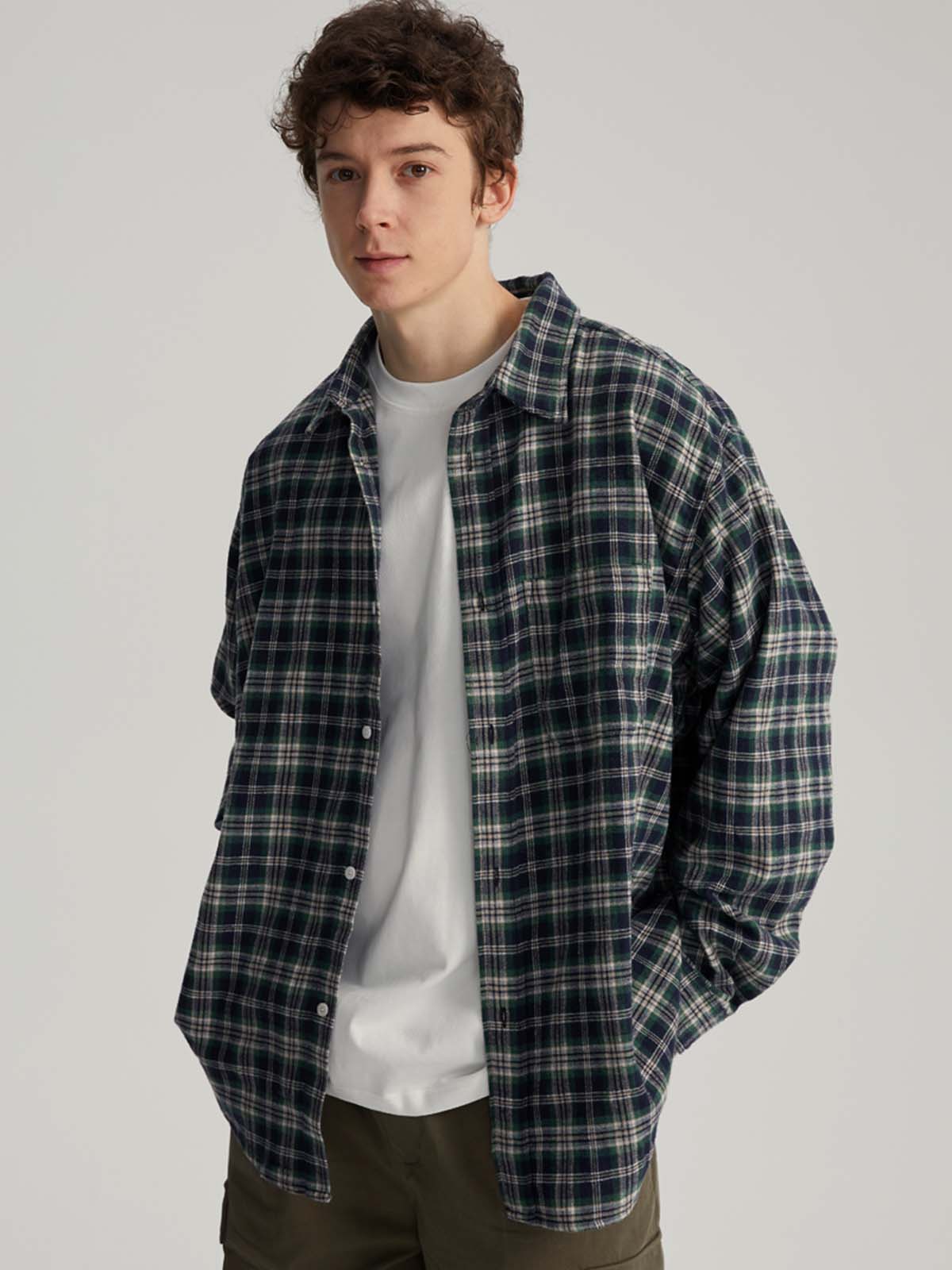 モデル画像:モデルがフランネルチェックシャツを着用し、カジュアルスタイルを披露