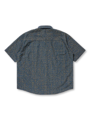 凹凸感のあるシアサッカー地で仕立てられたチェック柄の半袖シャツ