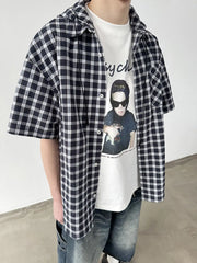 フードがボタンで付いているチェック柄の半袖シャツ