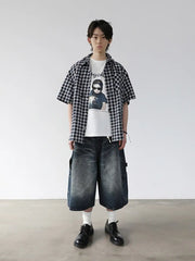 フードがボタンで付いているチェック柄の半袖シャツ