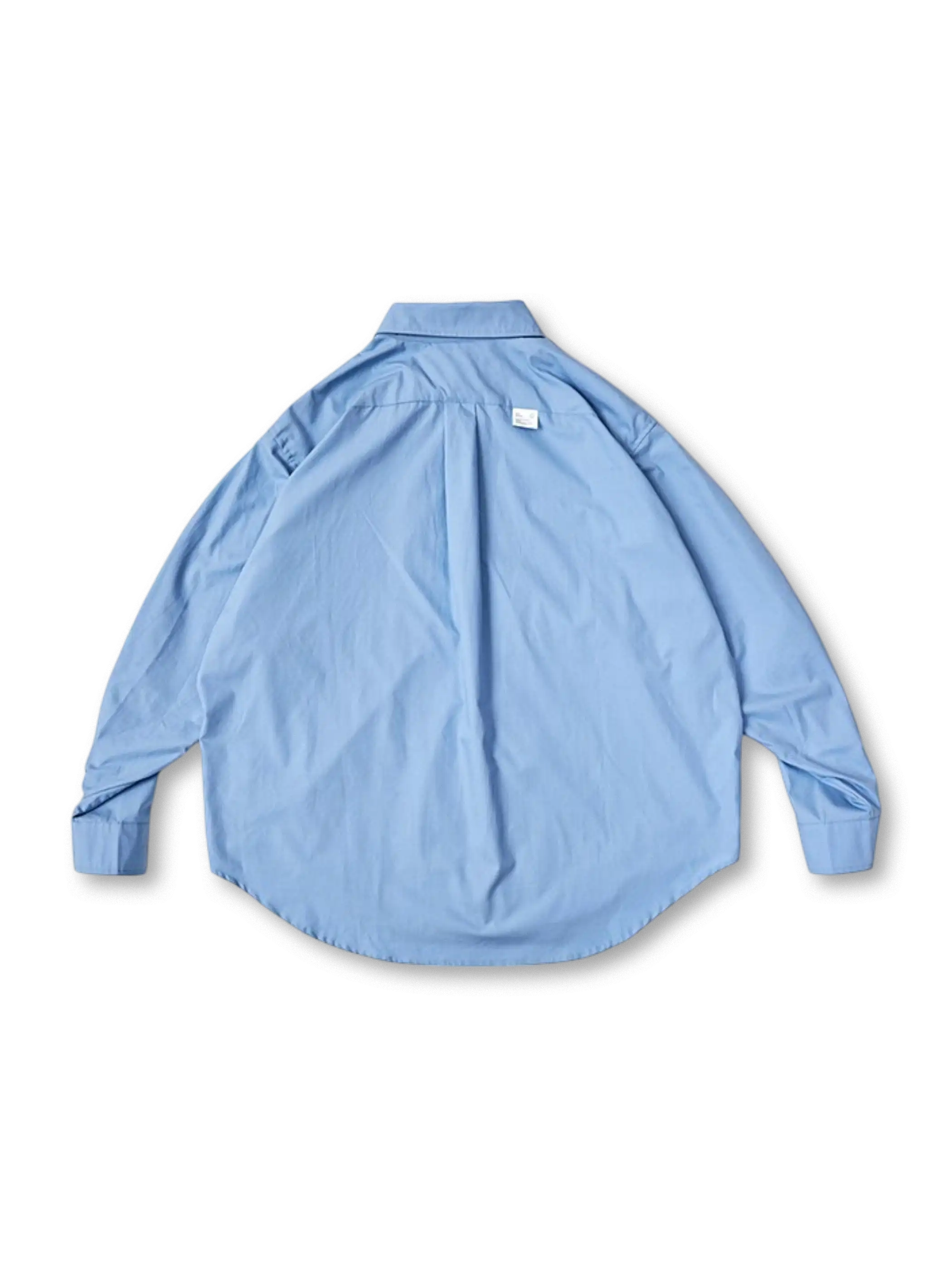 胸元と袖部に複数のポケットが付いたワークシャツ、ルーズシルエットが特徴