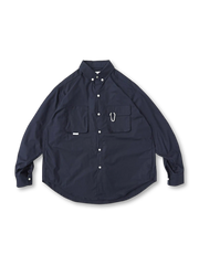 胸元と袖部に複数のポケットが付いたワークシャツ、ルーズシルエットが特徴