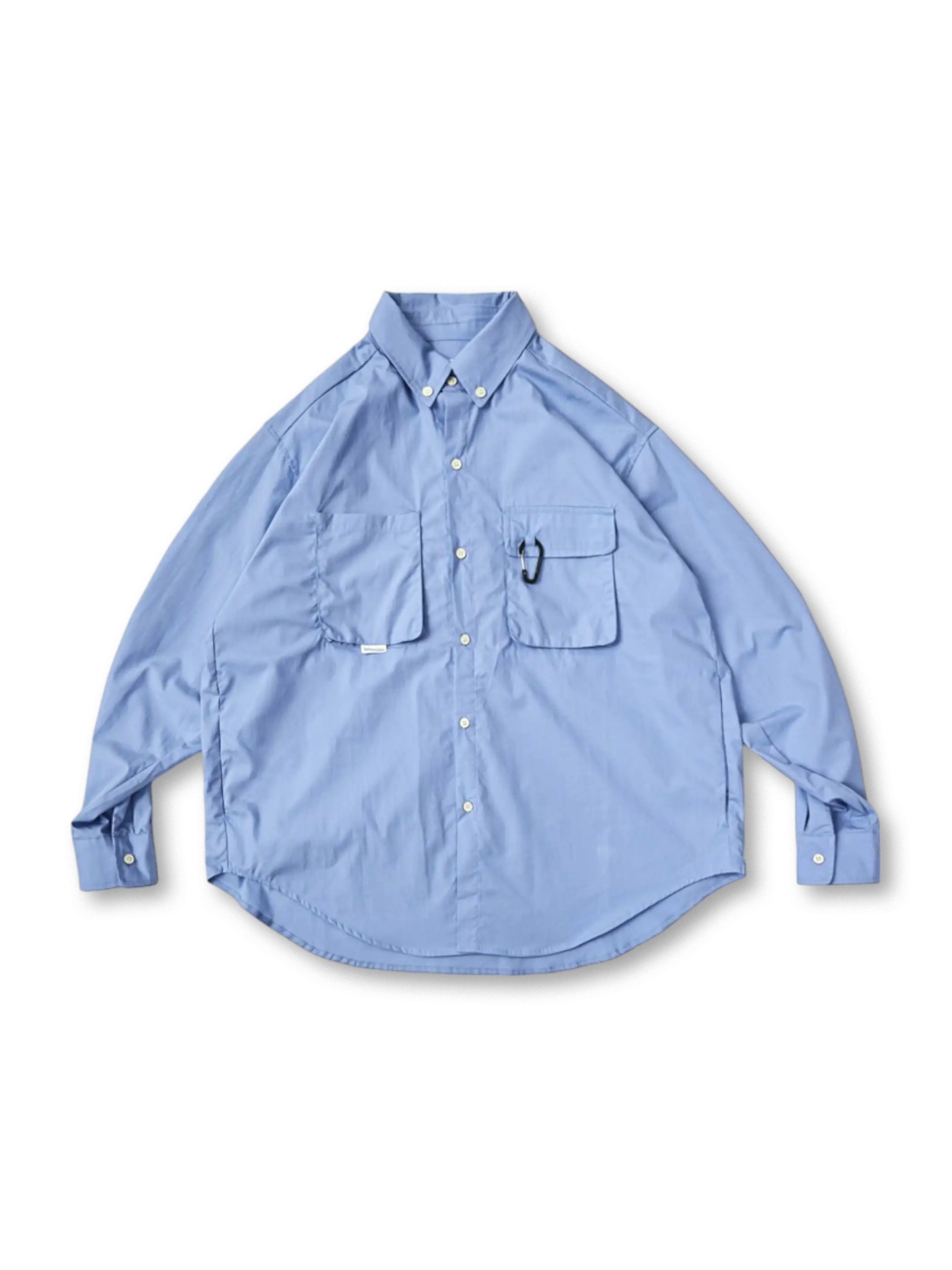 胸元と袖部に複数のポケットが付いたワークシャツ、ルーズシルエットが特徴