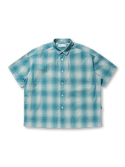 淡いピンクとグリーンのグラデーションチェック柄が特徴のワイドシルエット半袖シャツ